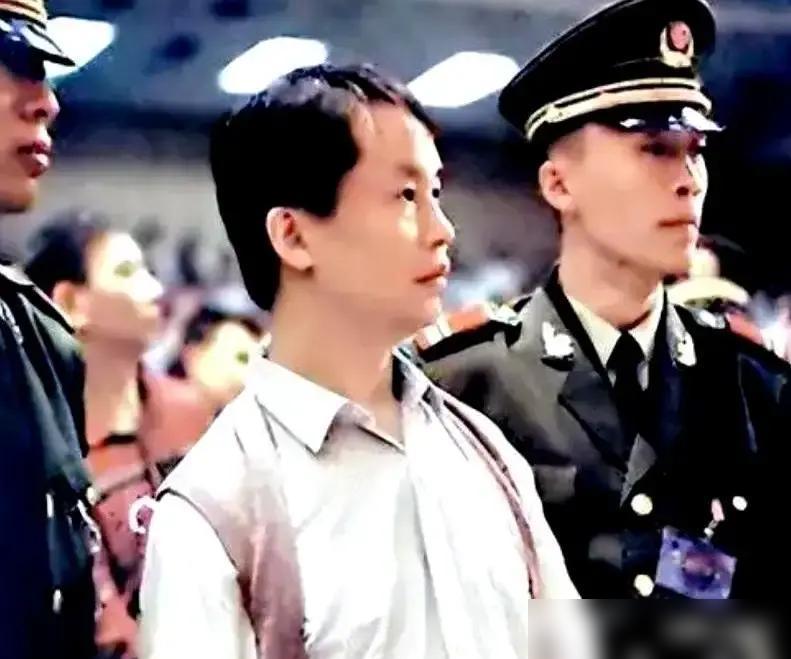 张子强不怕警察，但他怕一个穿西装的中年人。李嘉诚长子那单之后，他输光了钱，把主意