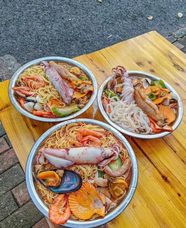 哇！这是哪里的美食，看着也太有食欲了全是海鲜。