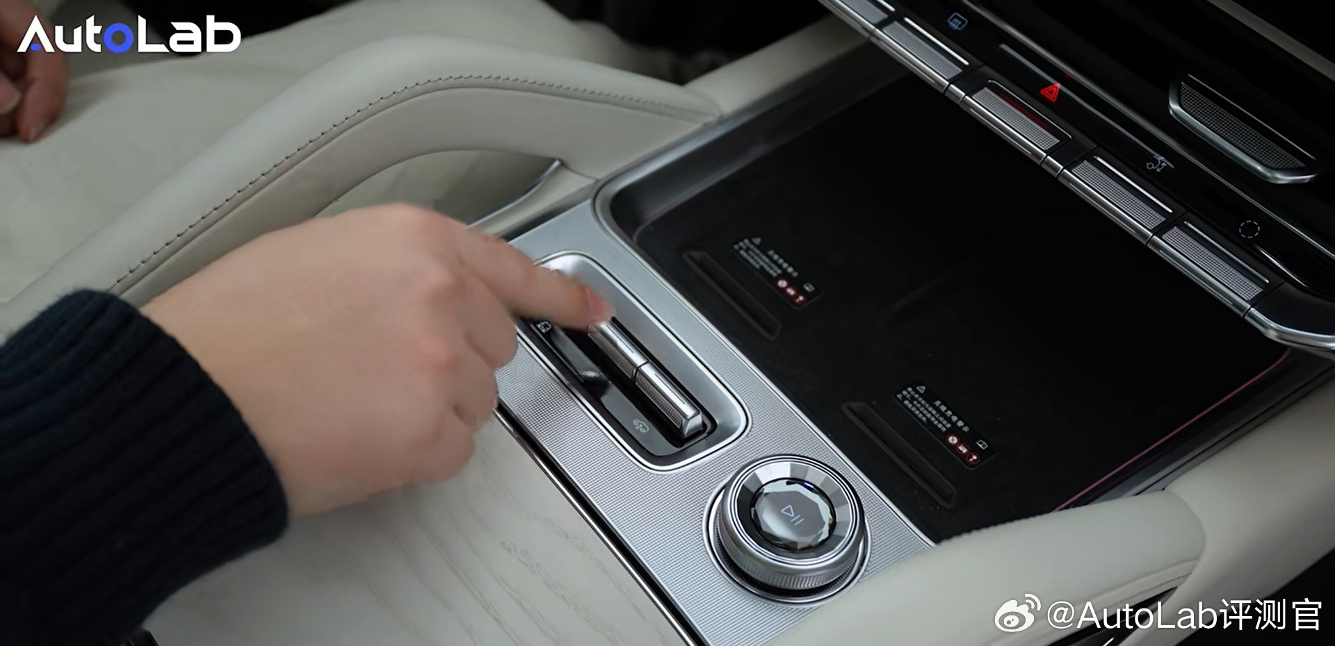 极氪8X的内饰解禁了，前排有两个“卡宴同款”的扶手，替你们实际试过了，手搭在这里