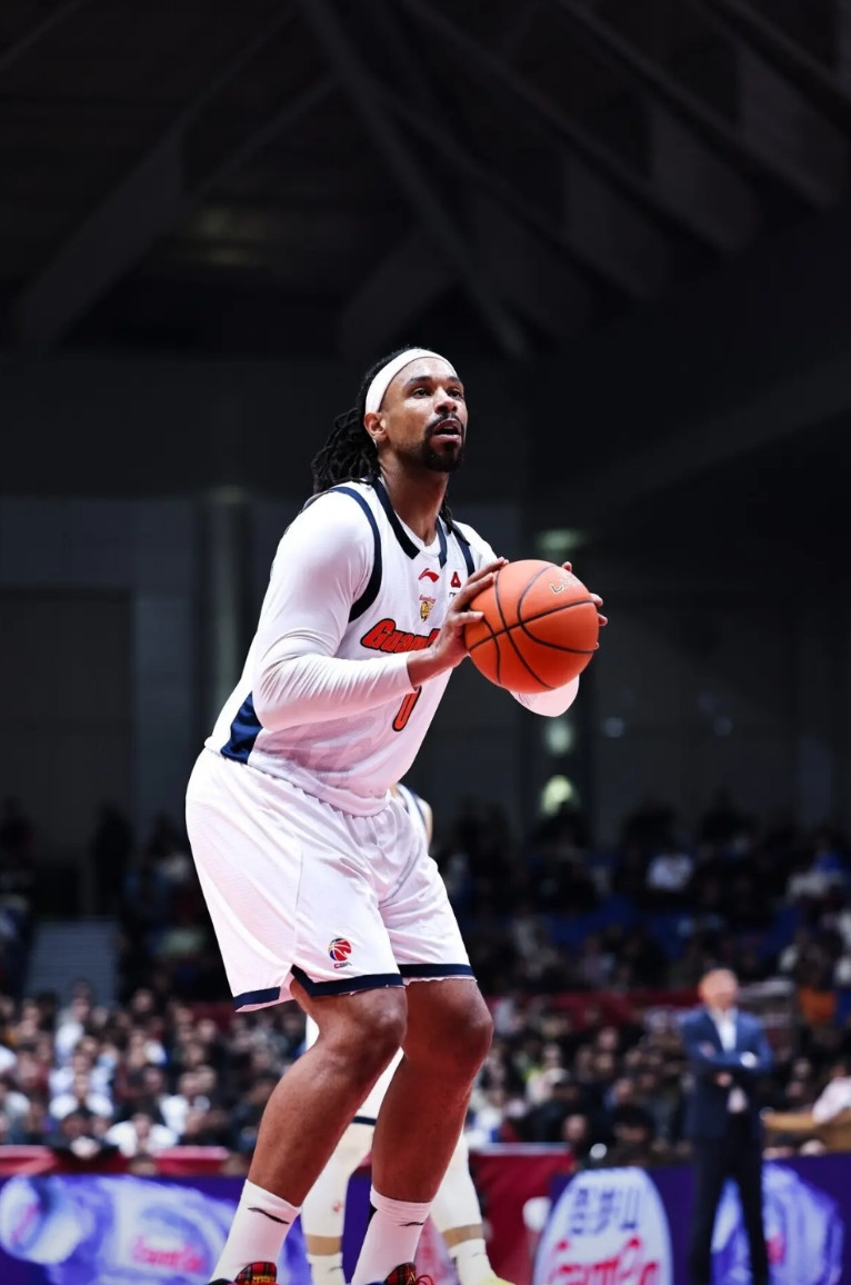 事实证明，萨林杰的能力高于莫兰德！上赛季广东队经常在第四节断电或者被翻盘，原因