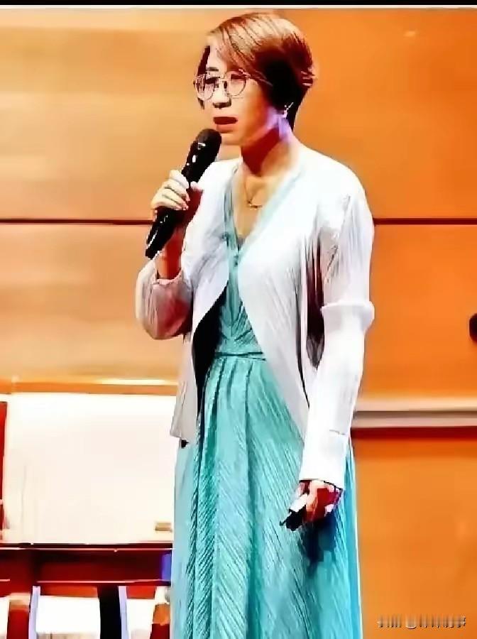 赵宏这事儿，我仔细捋了捋。完整对话其实是讨论“个人是否有权拒绝牺牲”，但被剪成“