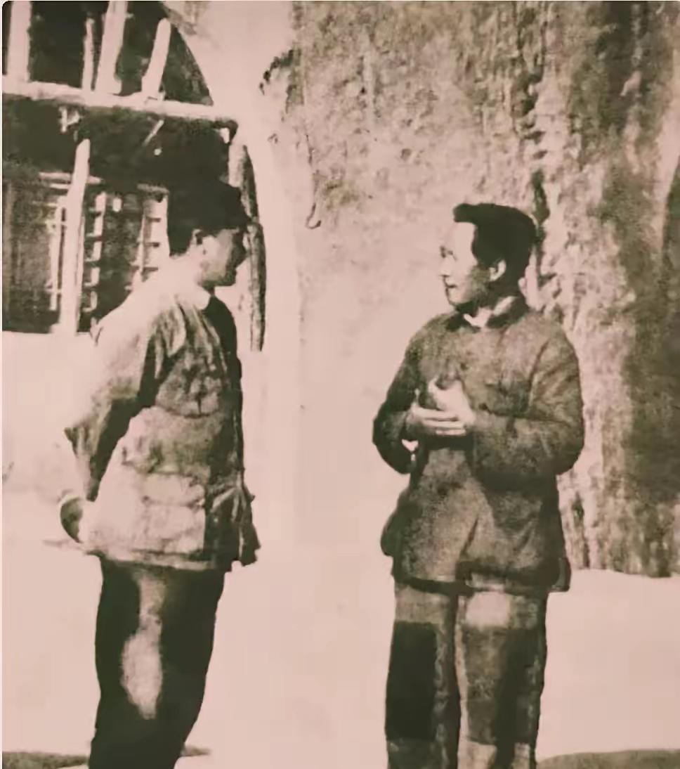仔细看毛主席在延安这张真实的照片，你发现了什么？毛主席一直保持艰苦朴素的作风