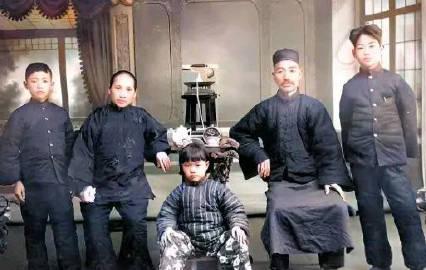 这张照片是大名鼎鼎的张艺谋的父亲张秉钧及大伯、爷爷的合影。在这张照片中，居中而坐