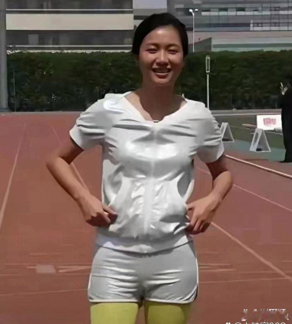 高中时期的徐静蕾，虽无惊艳容貌，却自带鲜活灵气，气质格外抓人。