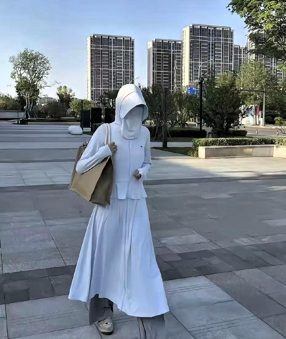 满大街“蒙面侠”：我们是不是对阳光过敏了？走在大街上，遮阳帽、冰袖、面罩、墨