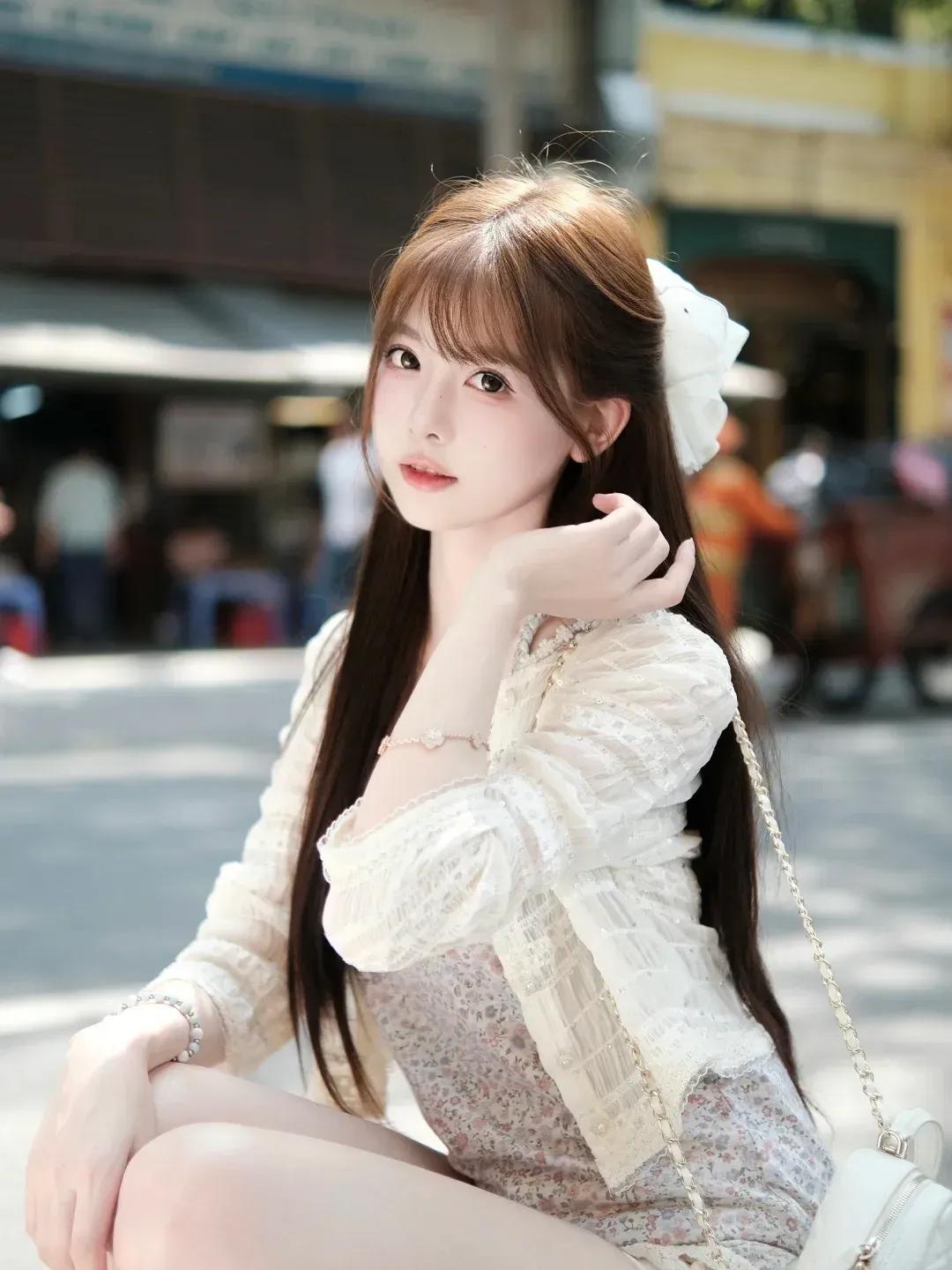 分享美女穿搭服饰白衫甜妹的街头温柔时间美女的魅力能有多大？