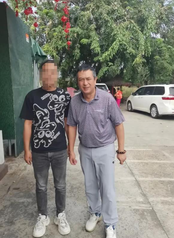 50多岁张嘉译穿着过千元的老头衫走在海南大街上，被网友偶遇，说张嘉译皮肤很好，就
