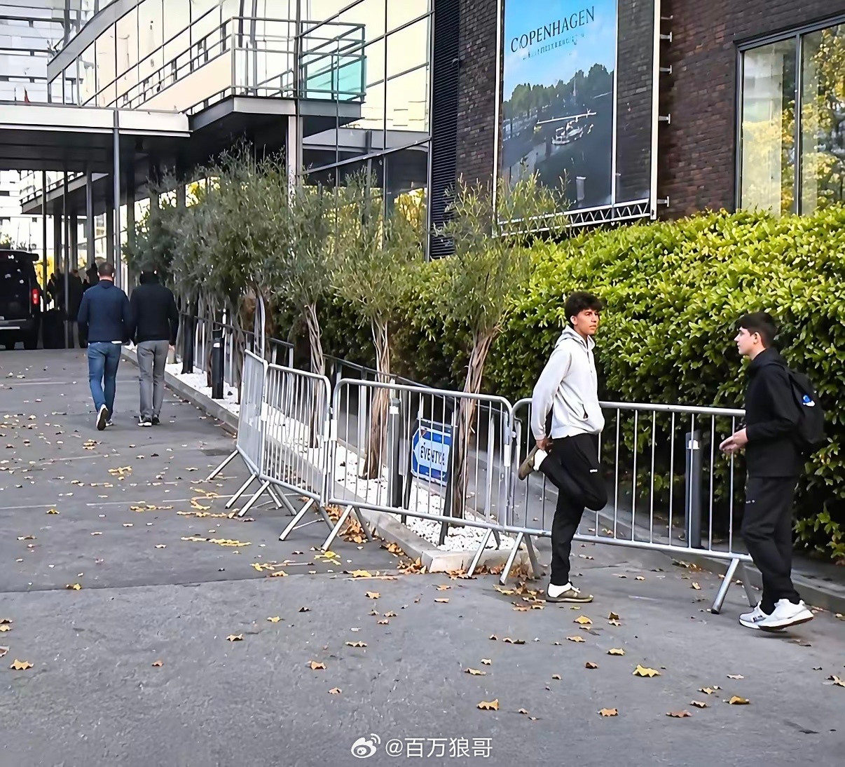 C罗离开葡萄牙队后，球队酒店入口空无一人，没有一个球迷等着送他们出征，真是人走茶