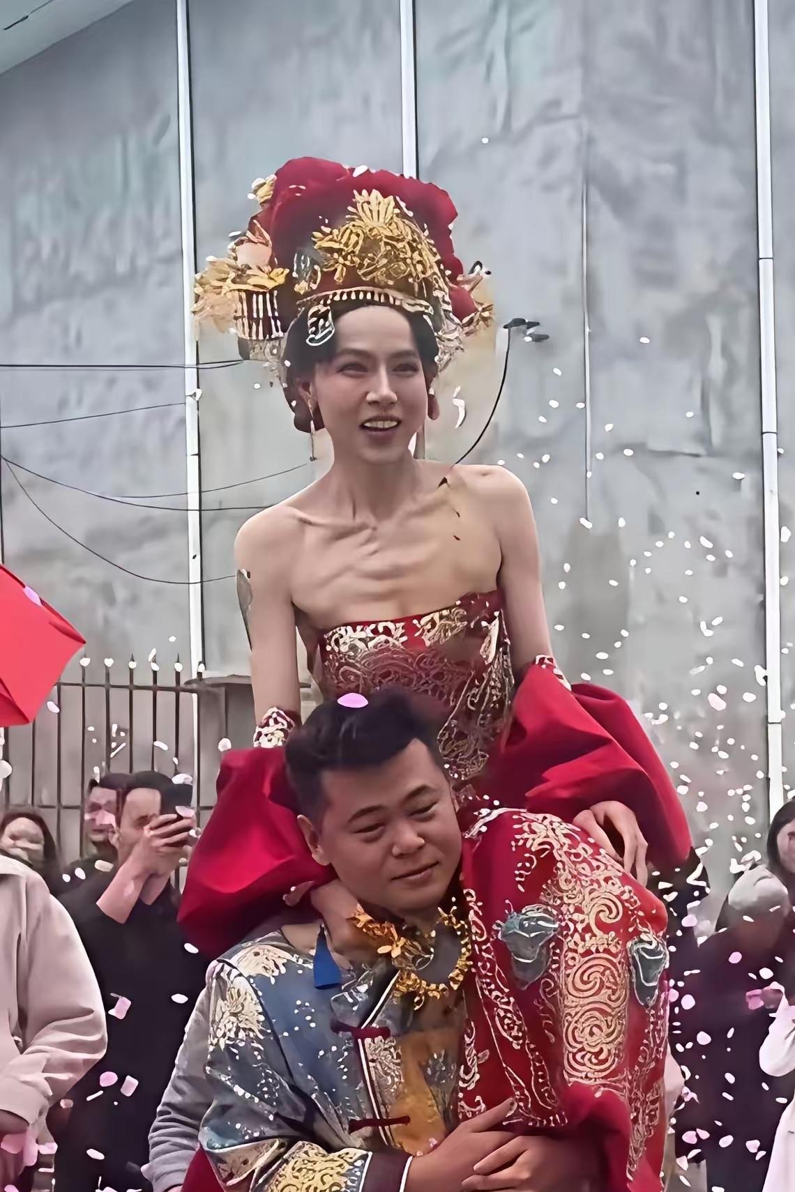 大哥你别骗我们了，你媳妇肯定是个男的！！[汗][汗][汗][汗]