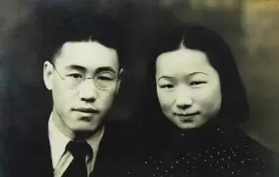 1949年，敌人当着秦鸿钧妻子的面，把他捆在老虎凳上，边往鼻子里灌辣椒水，边在脚