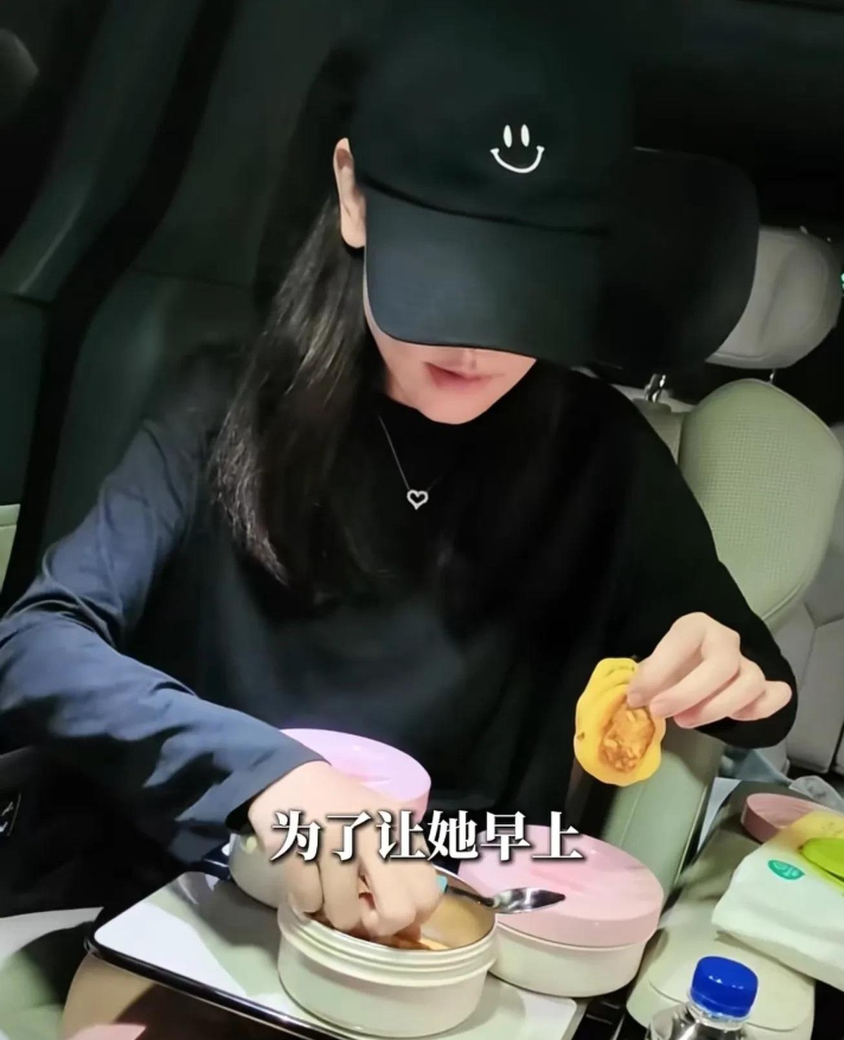孙骁骁送三岁女儿上幼儿园，为了让娃多睡一会儿，直接把早餐搬上车里，一勺一勺喂粥喂蛋饼，吃完就地刷牙扎