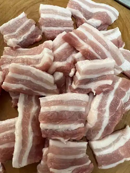 五花肉与梅花肉区别，你买对了吗？1.五花肉：猪身部位：位于猪的腹部，肋排