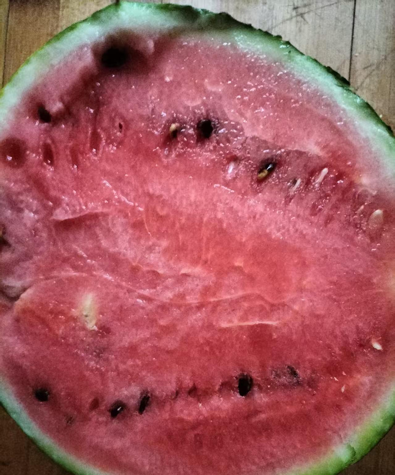 买了半个西瓜，被老公嘲笑一番。最近，郑州的天气实在太热了，天气一热，我就特别想