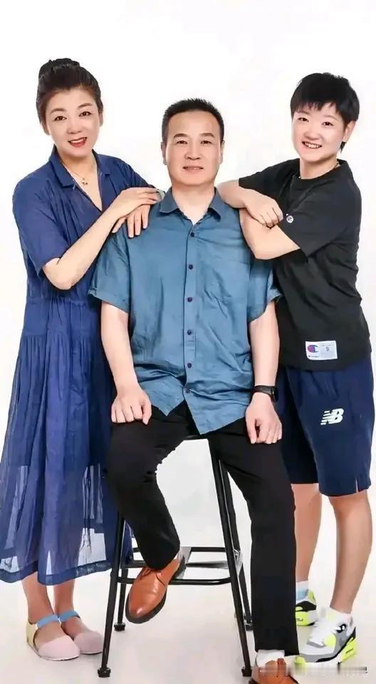 莎莎的妈妈真美，莎莎长得像妈妈哦，期待她留长发的样子[呲牙笑]
