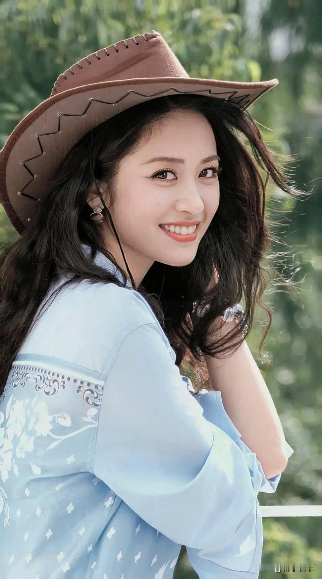 阳光下的甜美笑容，牛仔帽与蓝裙的完美搭配，自然与时尚并存🌞💙分享你的随手拍