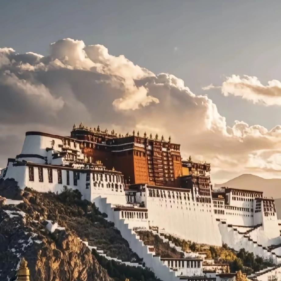 拉萨这五个画面，真的一眼就让人记在心里！布达拉宫的红白色宫墙顺着山势层