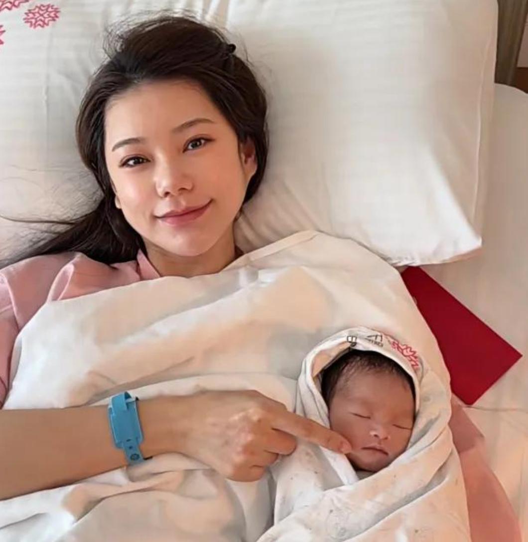 汪小菲没想到，生完三胎后最大的体面，竟是玥儿给的。最近汪小菲数次在直播间指责张