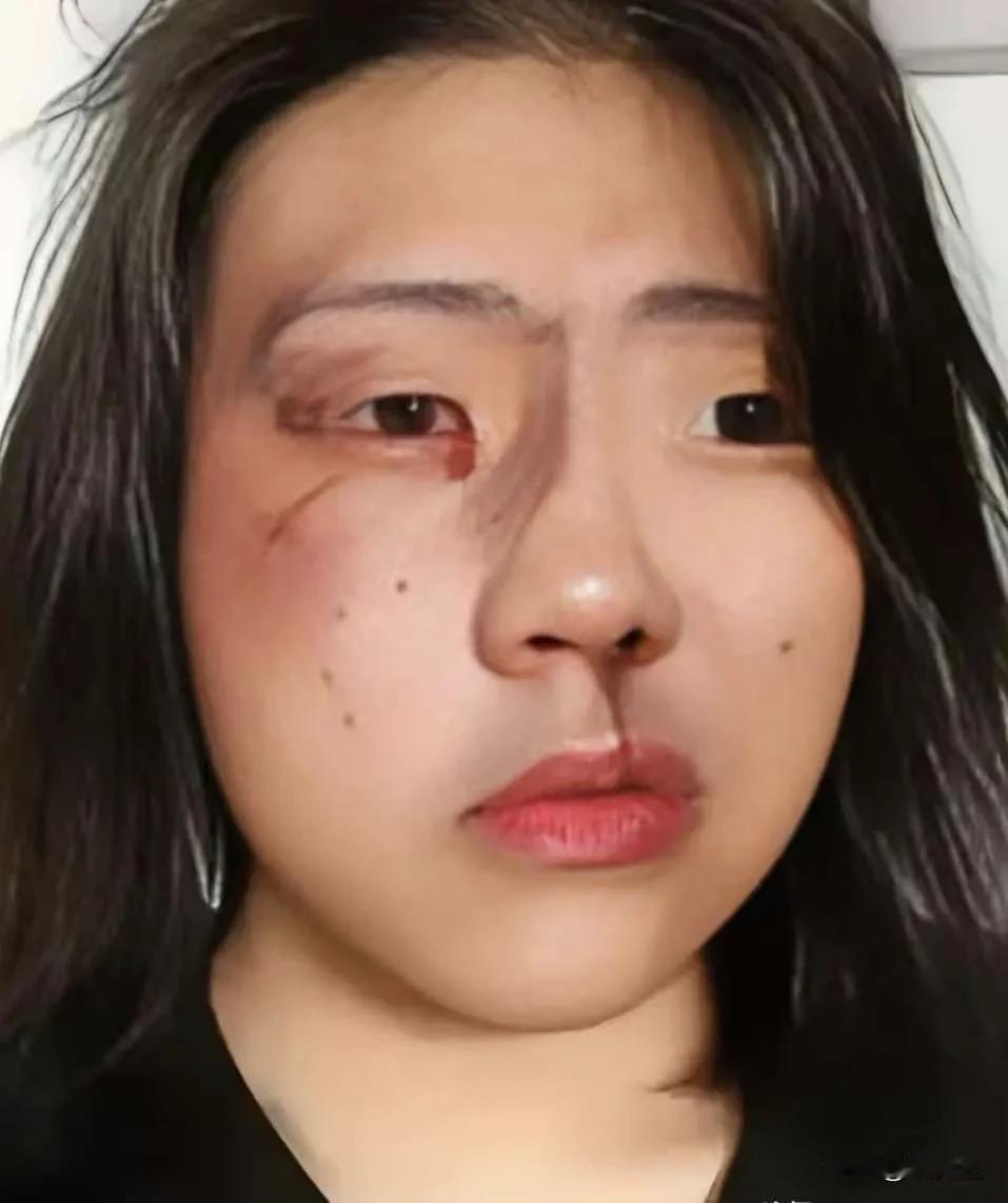 在九寨沟被打，谁该负责？九寨沟一家酒店，有个女游客住进房间，发现房型不对，没