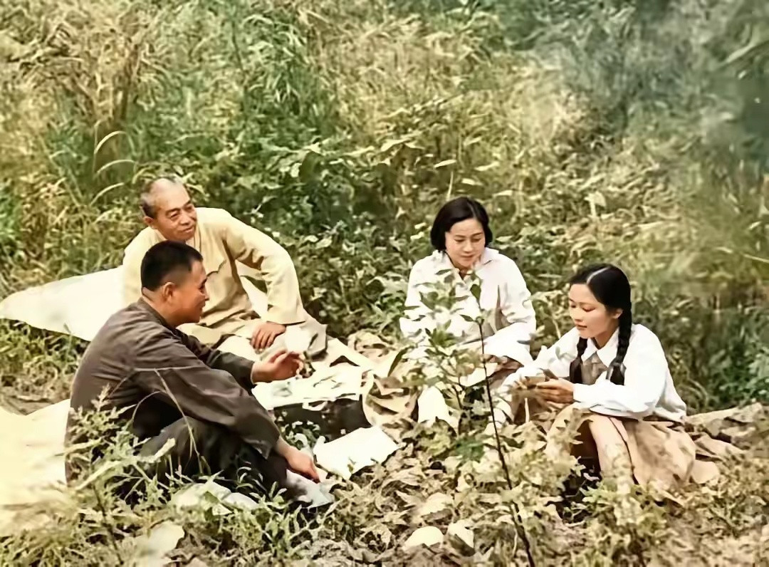 50年代，北京十三陵郊外，彭德怀元帅与夫人浦安修，还有亲友一同在野外郊游。众人席