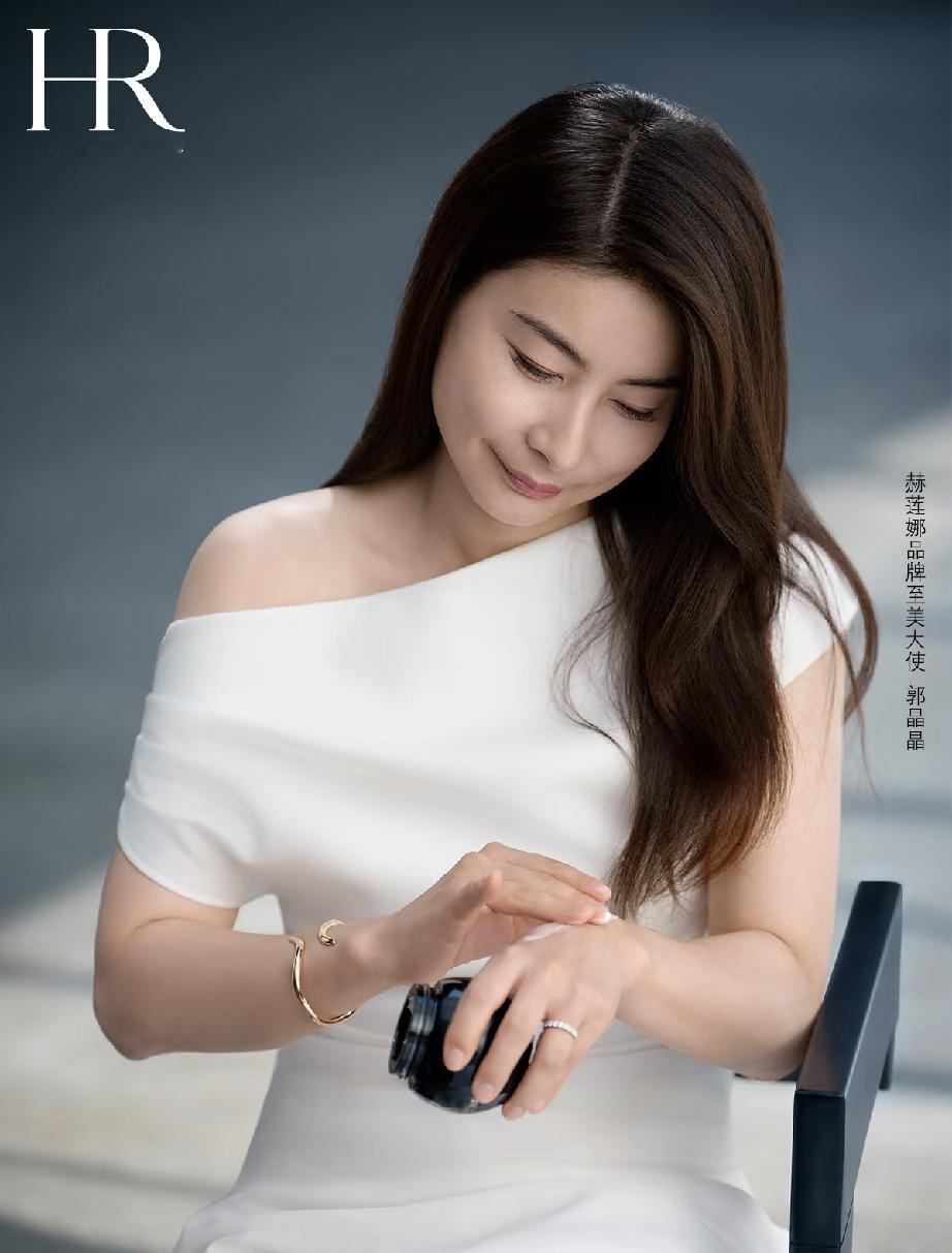 近日，郭晶晶给赫莲娜拍摄的全新广告大片曝光，她这么看还挺有气质的，比王菲年轻多了