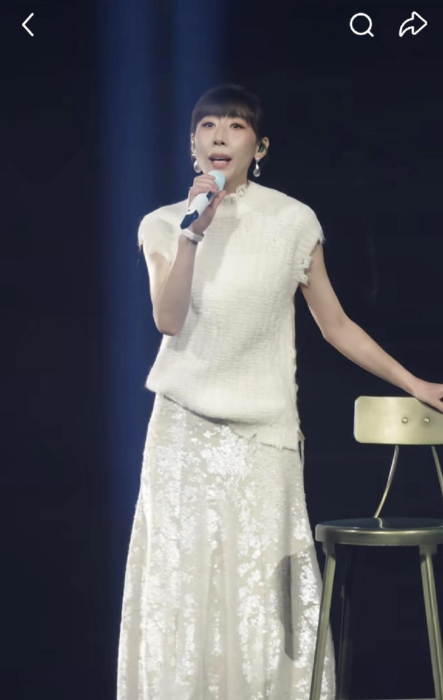 嚯！东方卫视跨年这“意外”虽迟但到！任素汐上台开嗓，话筒居然当场“静音”了