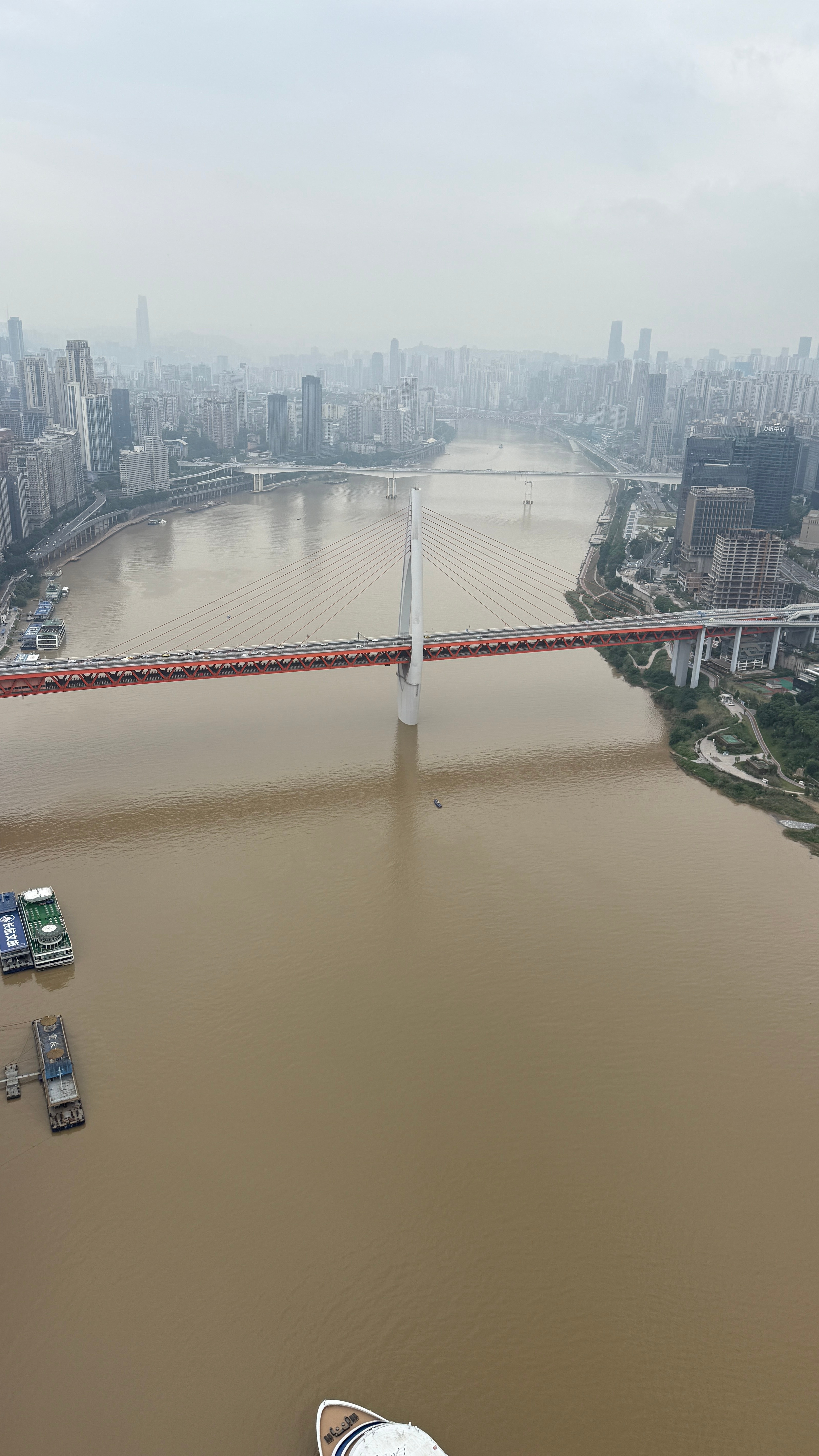 重庆山体崩塌现场发现人体残骸去年我去了四川，重庆，云南旅游，这些地方都是山区，我