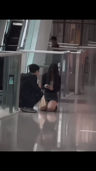 这个眼镜男真是艳福不浅。竟然有一个这么漂亮的女朋友？这是多少男人的梦想啊！