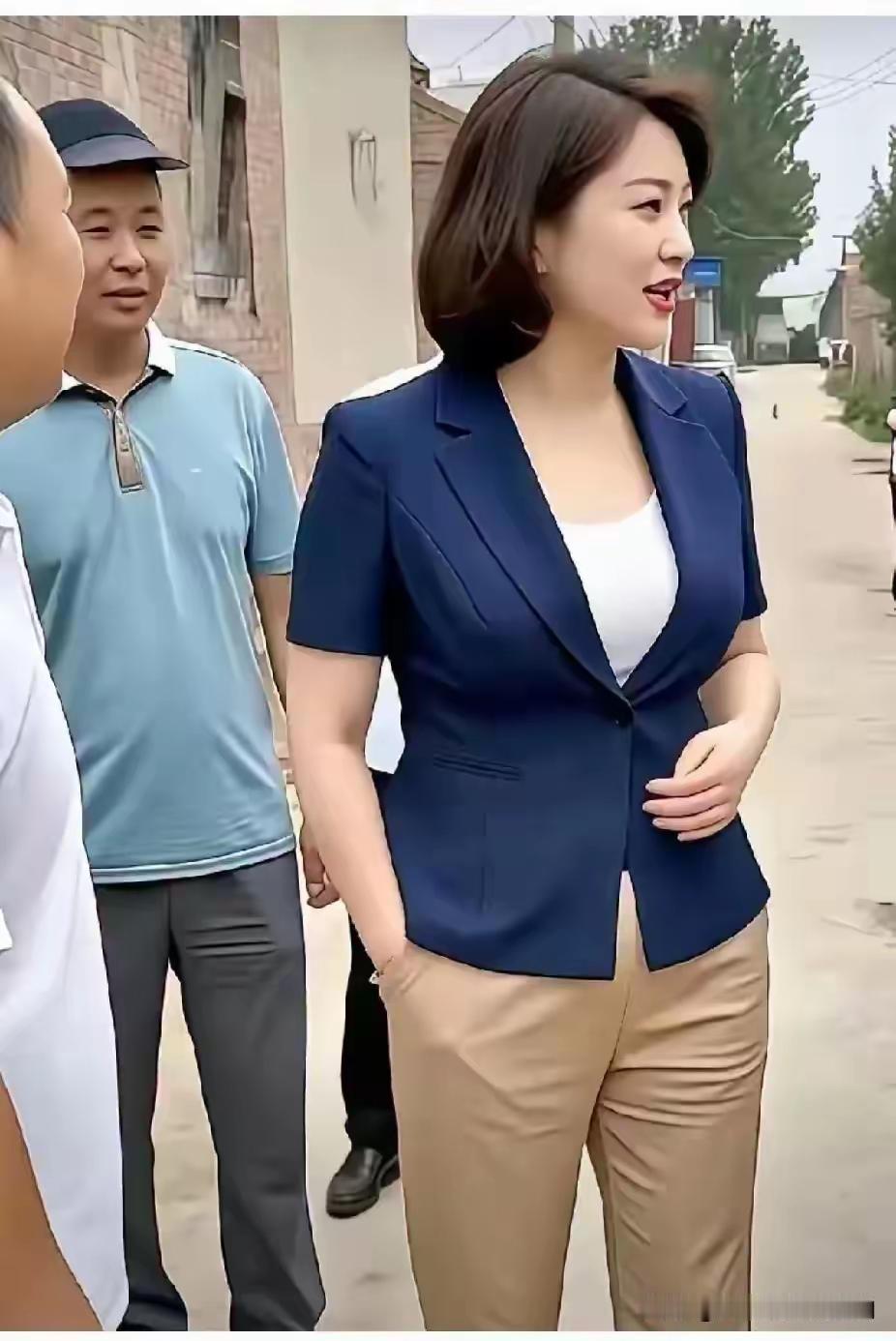 单看走在乡间小道扶贫这场景，还真不太好直接断定她的体制内级别。不过能来做扶贫工作
