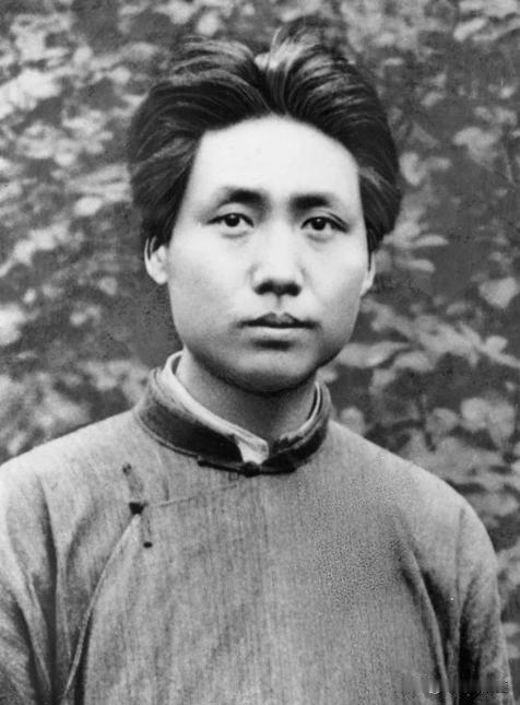 1966年2月，毛主席单独召见周总理。会谈时，主席突然靠近总理，压低声音说道：“