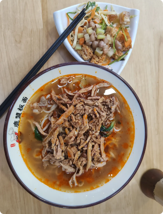 出差，手机电量不足了，找了一家面馆（连锁的），点了34元的餐食（28元的牛杂面和
