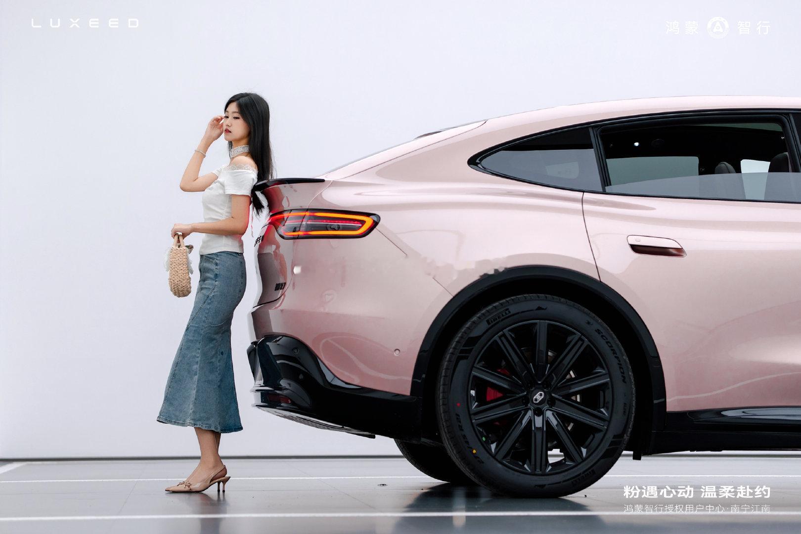 大家还记得#享界S9#上的那个冰莓粉吗？没错，新出的#智界R7##鸿蒙智行#上也安排了这个配色，小姐