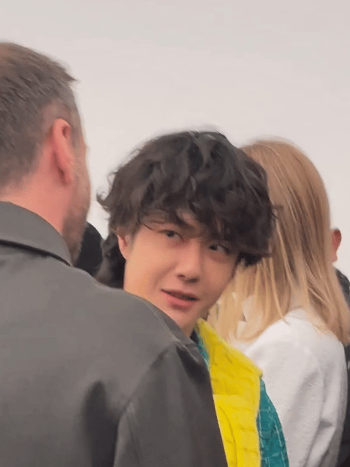 笑死我了王一博怎么每次都是先用奶膘听被人讲话啊啊啊啊这个环节必不可少[笑着哭]