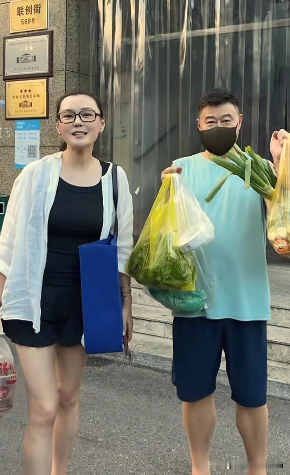 48岁的梁爱琪除了身材发福之外，脸上并没有岁月留下的印记，看起来还是那么有魅力，