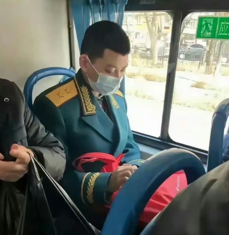 第一次见，这是什么兵种？什么军衔？