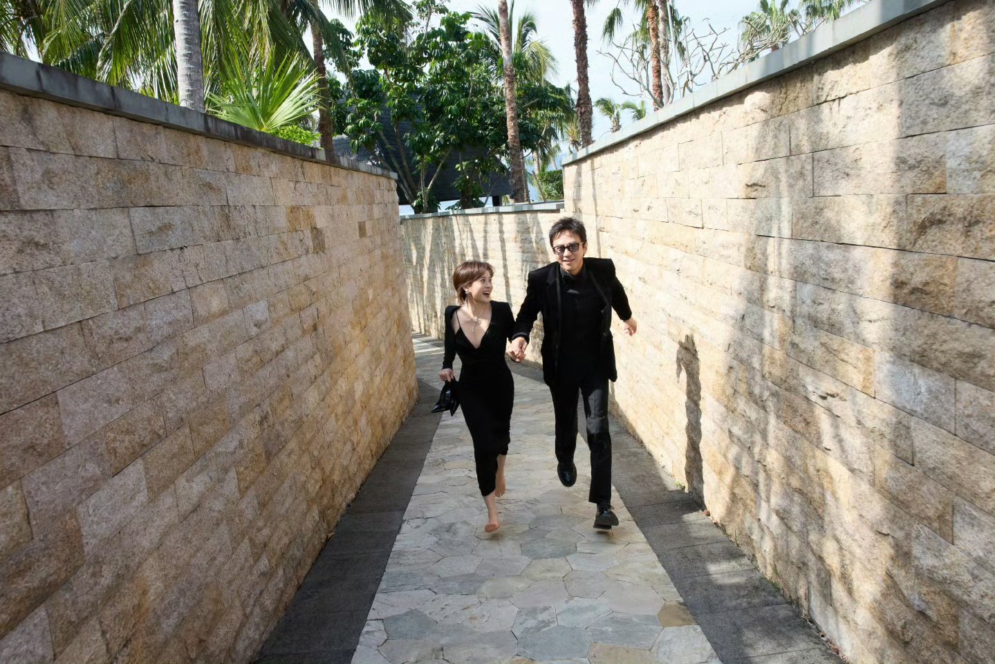 邓超孙俪牵手吹风邓超孙俪牵手照邓超孙俪一起牵手吹风