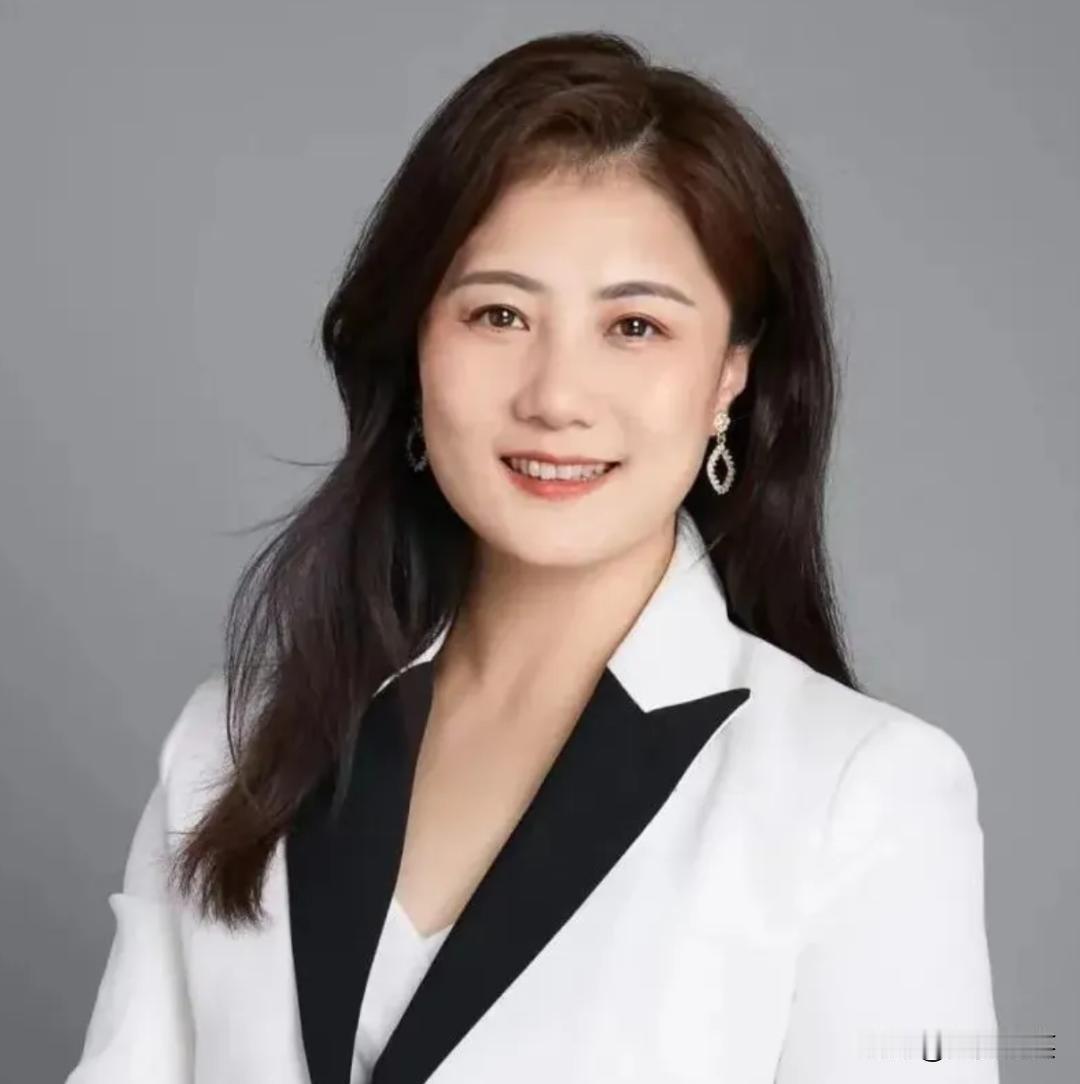 董威娜，广汽启境首席营销官。2010年前，入职群邑集团2010~2018年，
