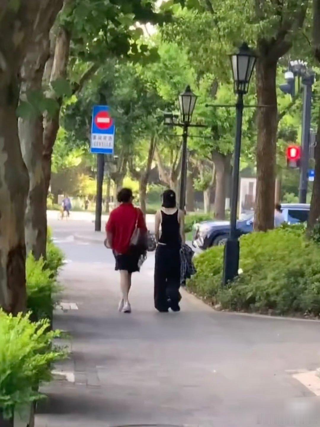 赵丽颖今天也是被偶遇的一天，，好松弛啊赵姐​​​