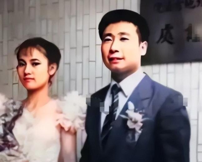 1983年，叛逃的空军王学成，于台湾举行婚礼，王学成在婚礼会场上，笑容灿烂，而夫