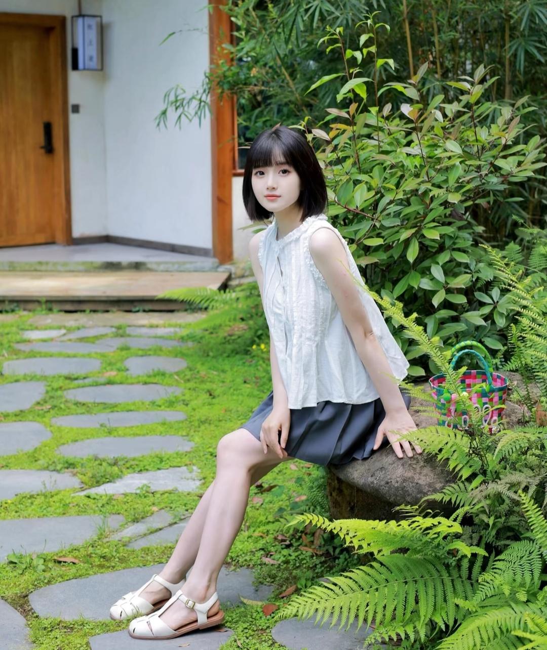 清新夏日穿搭，绿意盎然的小院，少女心满满！🌿💗