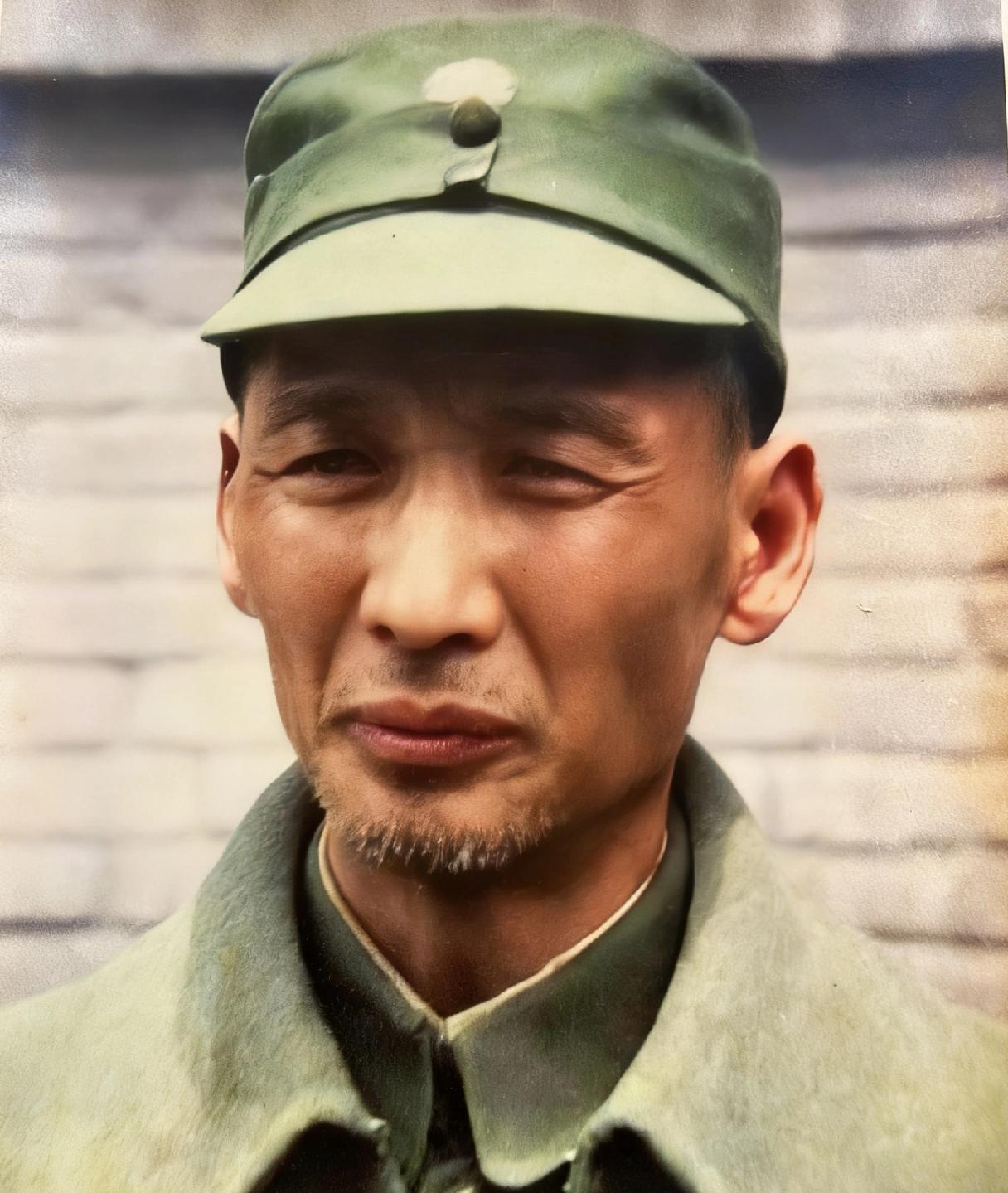 1949年，阎锡山的心腹孙楚，在太原战役后被俘，一张罕见的留影，镜头中的孙楚看起