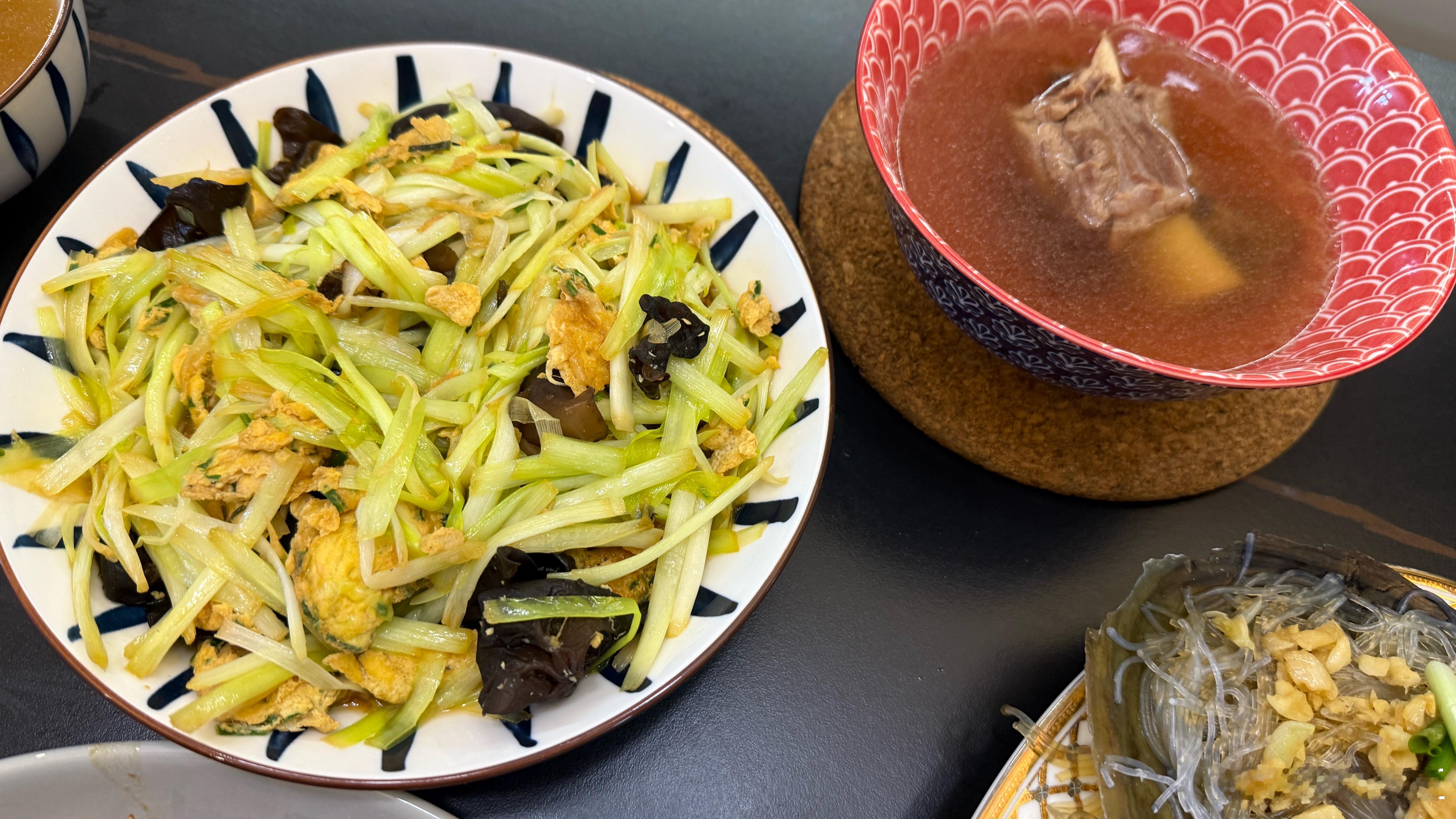 今天晚上做的，马来西亚肉骨茶，豉油大虾，蒜蓉粉丝蒸带子，太好吃了​​​