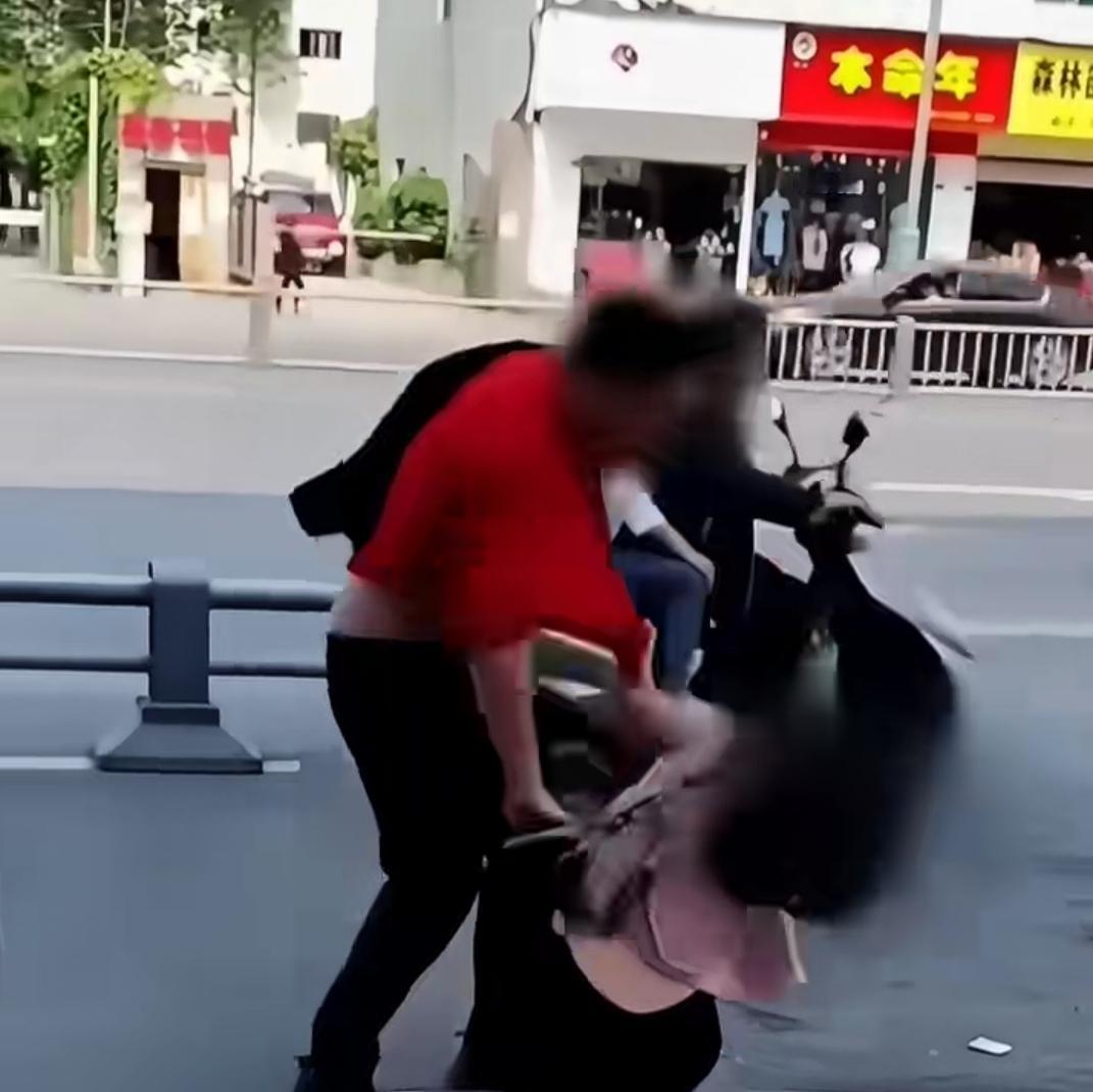 男子决定要和女子分手，女子不顾大庭广众之下乞求男人原谅自己这一次！原来女子喜欢和