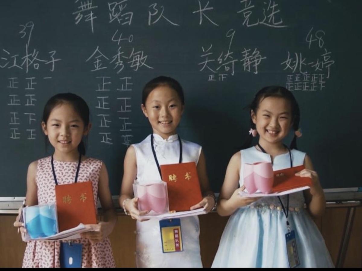 姚安娜小学时的名字曾叫过姚一婷，这和她可爱的小表情一样美美的。后来用了她的本名