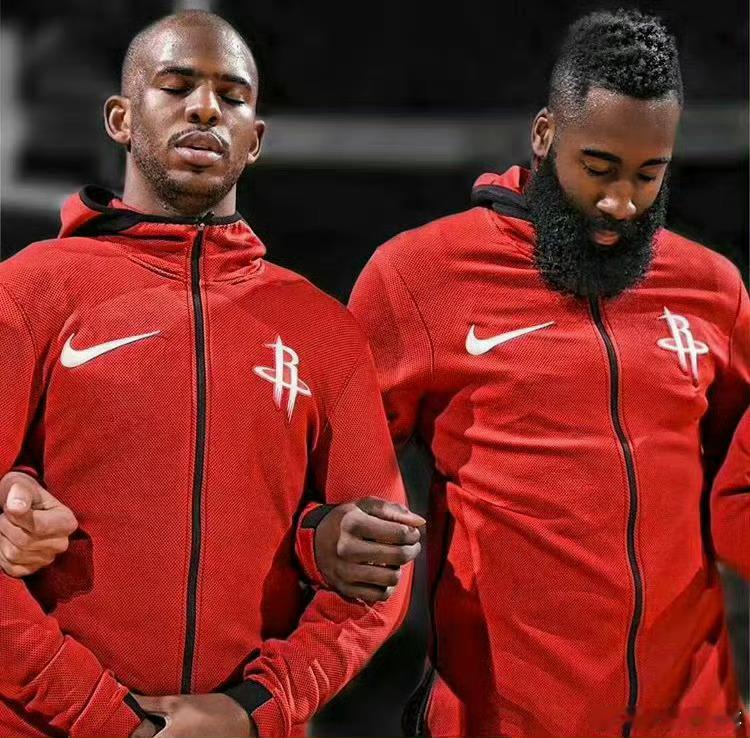 快船让保罗深夜回家名记：快船在亚特兰大深夜遣返保罗回家！洛杉矶快船队正以一种