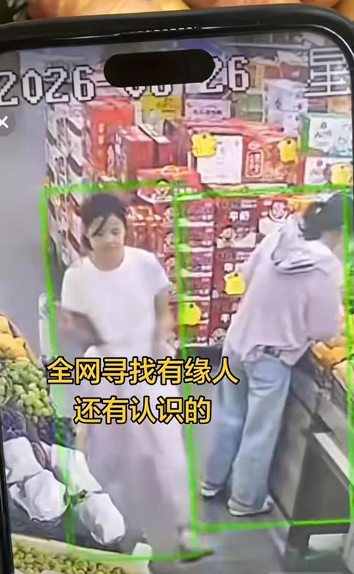 近日江苏徐州，网友爆料，一名女孩跟随妈妈到一家生活超市里购物，当她在等待妈妈挑选