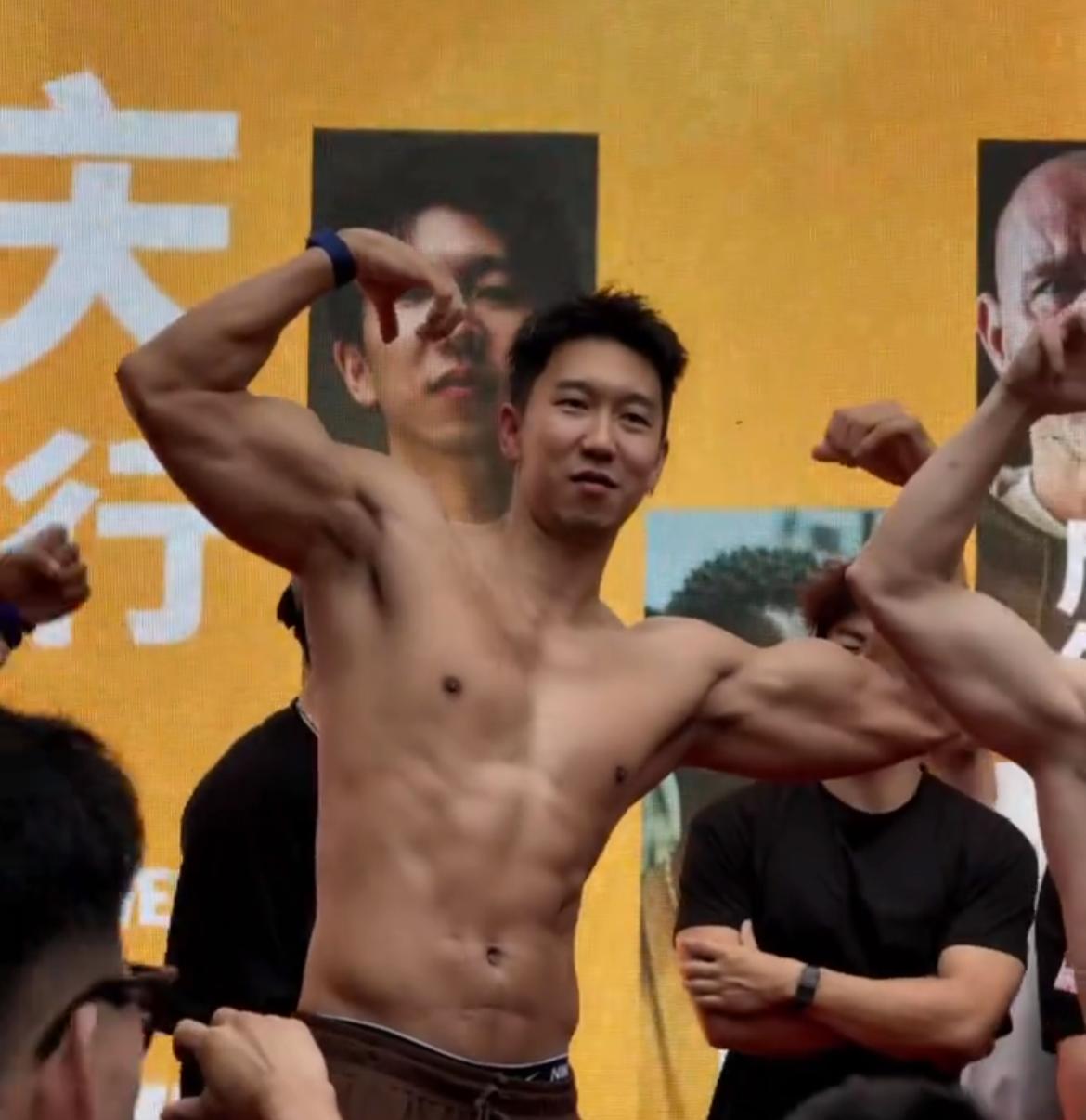 北京多位“刀枪炮”齐聚！曹岩负责主持大局，现场一众人狂秀肌肉，真的是视觉盛宴啊