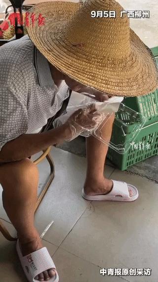 “看哭了！”广西柳州，老人从没吃过榴莲，当他看到不少年轻人都在买榴莲时，他犹豫一