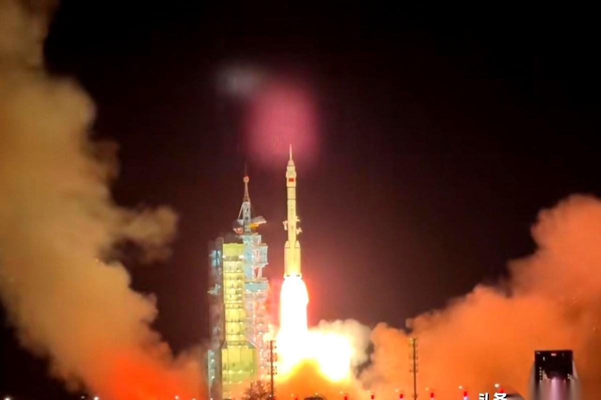 朋友圈又刷屏了，说印度搞了个大卫星上天，一堆人紧张得不行，说什么“狼来了”。我