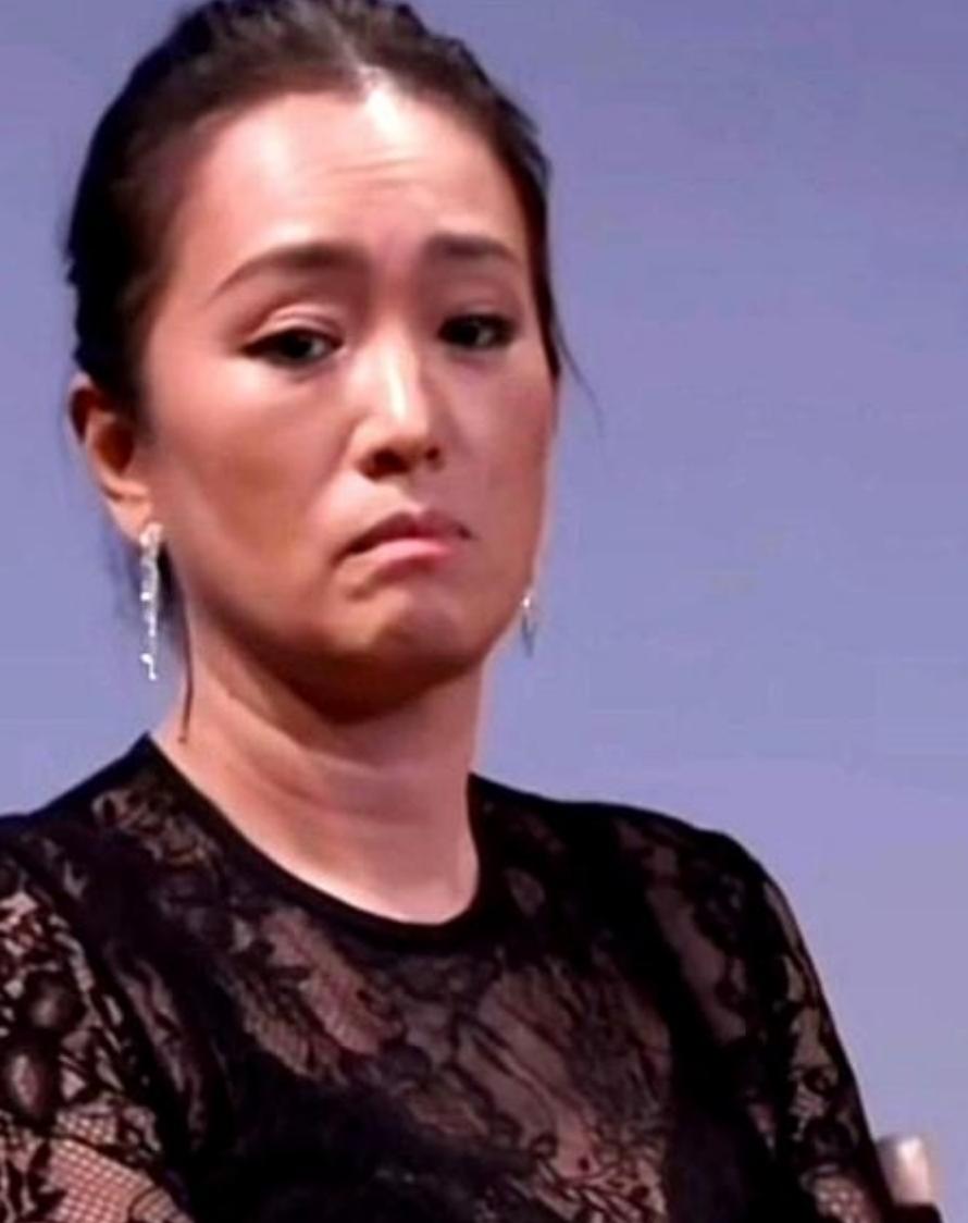 1995年张艺谋在日本接到电话后突然崩溃，对着向太号啕大哭，眼泪直接打湿了整张地