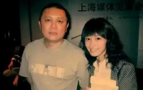王朔女儿美国留学回国后干了阵杂志编辑，也结婚了。虽不如王朔能写，可受的高等教育不